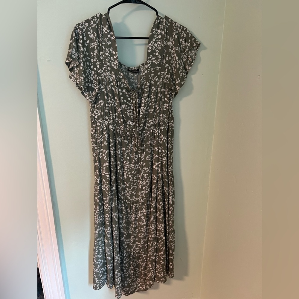 Bloomchic Ditsy Floral Ruched Tier Dress w/ Pockets - Picture 2 of 3
